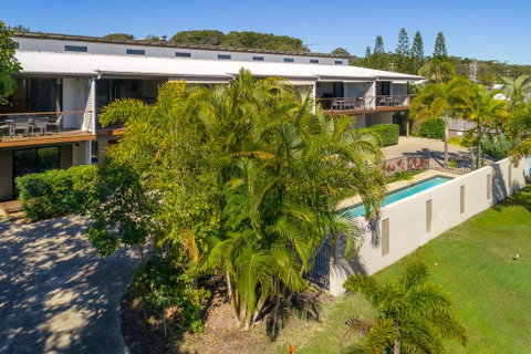 Unit 1 Rainbow Surf - Modern, Two Storey Townhouse With Large Shared Pool, Close To Beach And Shop - Melbourne Tourism 3