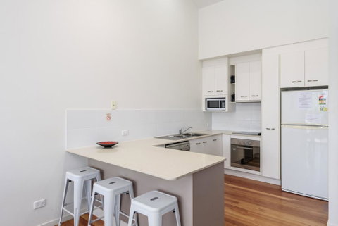 Unit 2 Rainbow Surf - Modern, Double Storey Townhouse With Large Shared Pool, Close To Beach And Shops - Melbourne Tourism 1