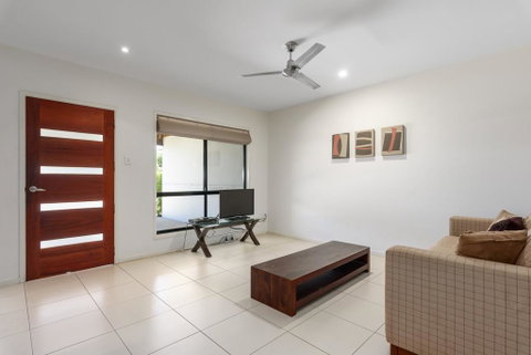 Unit 2 Rainbow Surf - Modern, Double Storey Townhouse With Large Shared Pool, Close To Beach And Shops - Melbourne Tourism 2