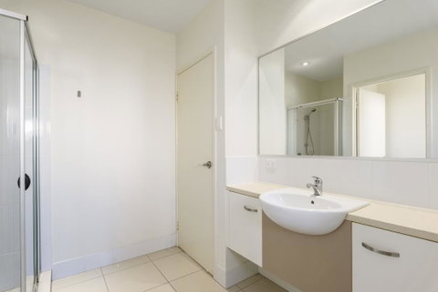 Unit 2 Rainbow Surf - Modern, Double Storey Townhouse With Large Shared Pool, Close To Beach And Shops - Melbourne Tourism 3