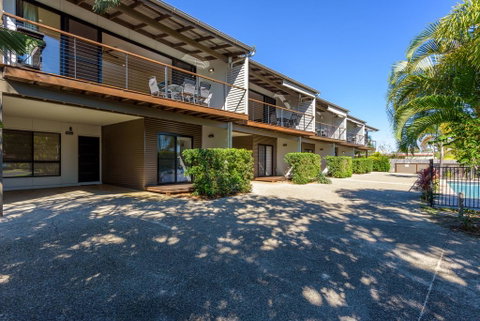 Unit 3 Rainbow Surf - Modern, Double Storey Townhouse With Large Shared Pool, Close To Beach And Shop - Melbourne Tourism 3