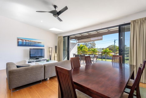 Unit 3 Rainbow Surf - Modern, Double Storey Townhouse With Large Shared Pool, Close To Beach And Shop - Melbourne Tourism 0