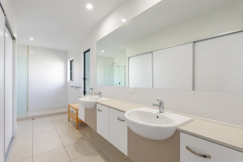 Unit 3 Rainbow Surf - Modern, Double Storey Townhouse With Large Shared Pool, Close To Beach And Shop - Melbourne Tourism 1