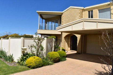 VIEWS FOREVER - INVERLOCH - Melbourne Tourism 0