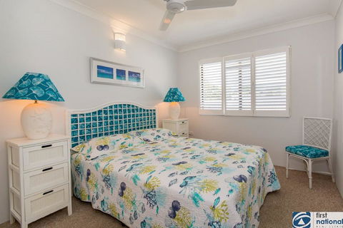 VIEWS VIEWS VIEWS! Front Top Floor Waterfront Unit - Chnook Apartments South Esp, Bongaree - Melbourne Tourism 2