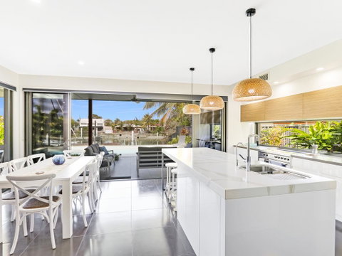 WATERFRONT HOME BORDERING MOOLOOLABA - Melbourne Tourism 3