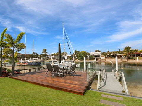 WATERFRONT HOME BORDERING MOOLOOLABA - Melbourne Tourism 1