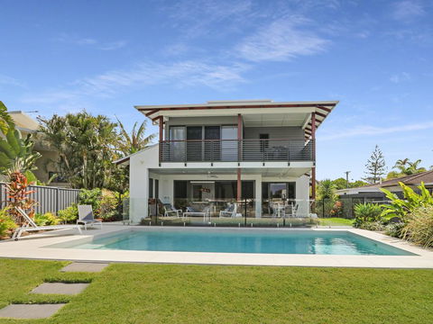 WATERFRONT HOME BORDERING MOOLOOLABA - Melbourne Tourism 0