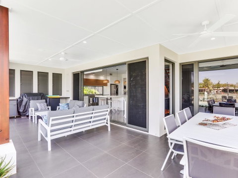 WATERFRONT HOME BORDERING MOOLOOLABA - Melbourne Tourism 2