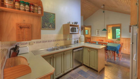 Aspens Springs Farmstay - Melbourne Tourism 2