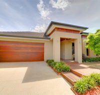 Newington Lakehouse - Melbourne Tourism