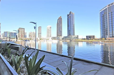 Auzzie Apartments Docklands, Melbourne - Melbourne Tourism 13