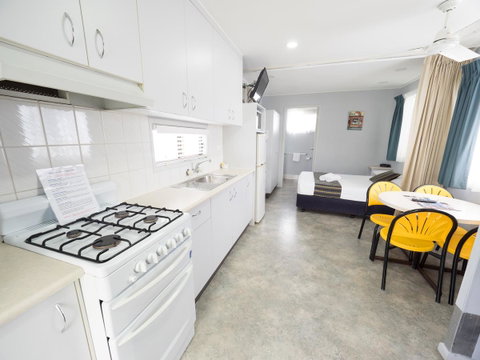 Alex Beach Cabins And Tourist Park - Melbourne Tourism 29