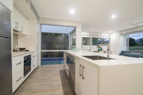 Pool Resort Port Douglas - Melbourne Tourism 40