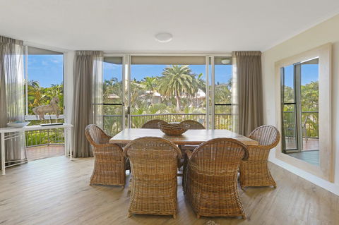 Noosa Tropicana - Melbourne Tourism 43