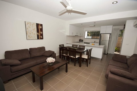 Woodville Beach Townhouse 5 - Melbourne Tourism 1