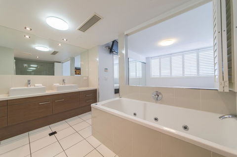 Echelon Apartments Yeppoon - Melbourne Tourism 9
