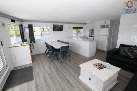 Coomera Houseboats - Melbourne Tourism 8