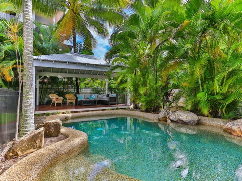 Whitehouse - Palm Cove - Melbourne Tourism 0