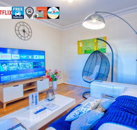 Wollongong station holiday house with Wi-Fi75 Inch TV NetflixParkingBeach - Melbourne Tourism