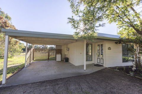 Woongara Cottage - Pet Friendly Country Retreat - Melbourne Tourism 3