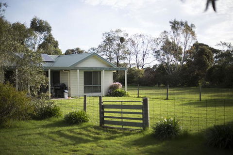 Woongara Cottage - Pet Friendly Country Retreat - Melbourne Tourism 0