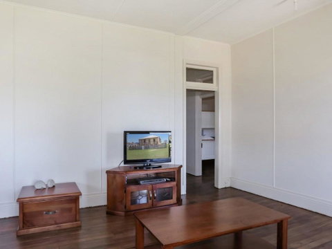 Yamba Pilot Cottage 1 - Pets Welcome - Close To Beach - Melbourne Tourism 1