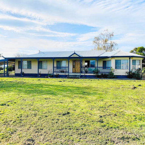 Yarragon 4 Bedroom House In Gippsland - Melbourne Tourism 3