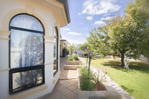 Yellow Rose Cottage - Melbourne Tourism 2