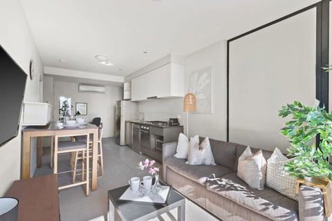A 2BR Apt On Collins With City Views FREE Parking - Melbourne Tourism 1