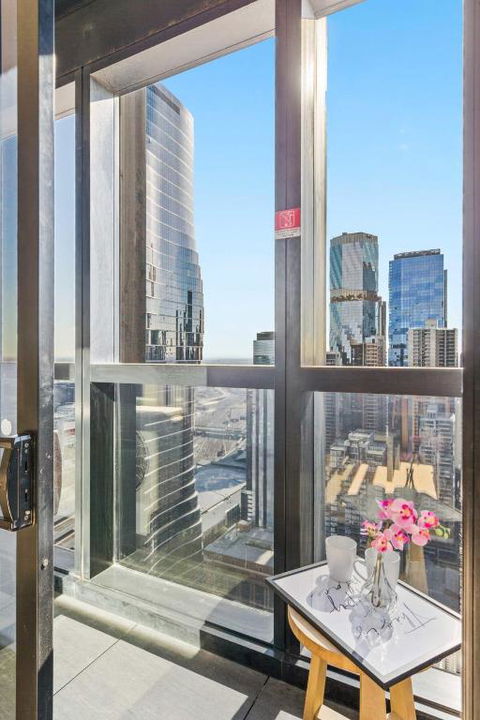 A 2BR Apt On Collins With City Views FREE Parking - Melbourne Tourism 4