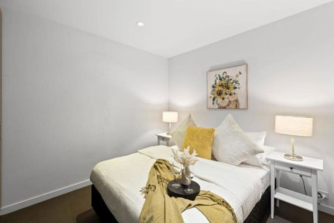 A 2BR Apt With City Views Next To Southern Cross - Melbourne Tourism 4