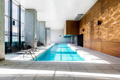 A 2BR Apt With City Views Next To Southern Cross - Melbourne Tourism 3