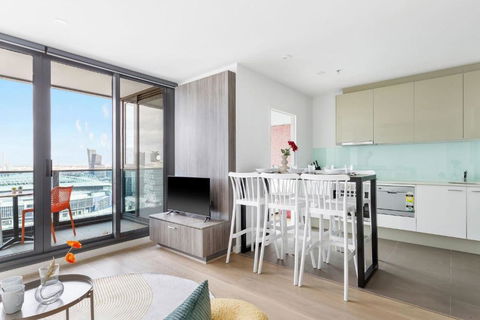 A 2BR Apt With Harbour Views And FREE Parking - Melbourne Tourism 3