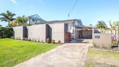 A Beachside Beauty With Pool - Melbourne Tourism 4