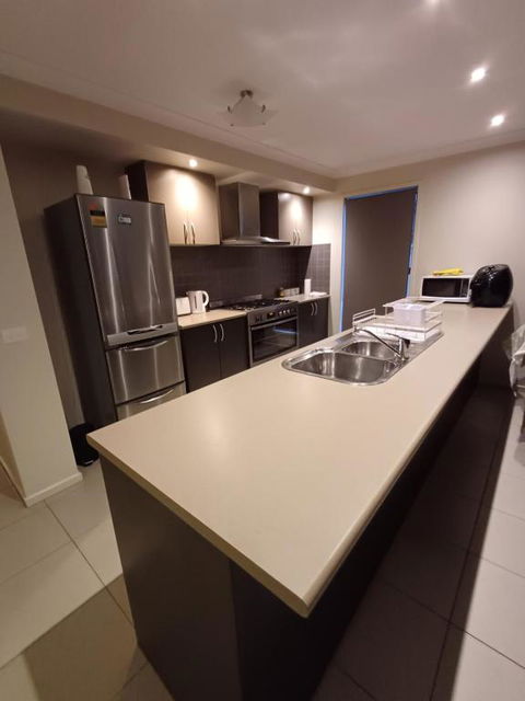 A Beautiful And Spacious Home. - Melbourne Tourism 3
