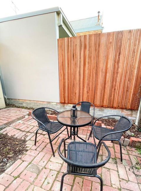 A Beautiful Terrace House With Parking & Courtyard - Melbourne Tourism 3