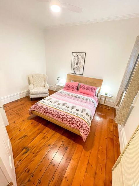 A Beautiful Terrace House With Parking & Courtyard - Melbourne Tourism 4