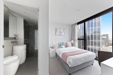 A Chic 2BR Apt Near Melbourne CBD W FREE Parking - Melbourne Tourism 3