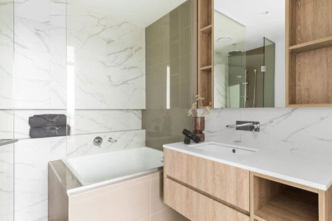 A Chic 2BR Apt With Panoramic Views FREE Parking - Melbourne Tourism 4