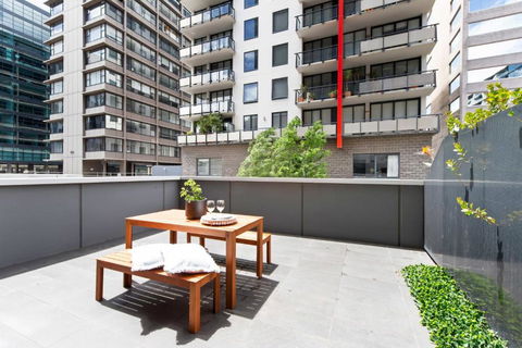 A Chic Apt With A Large Balcony Next To Grand Prix - Melbourne Tourism 2