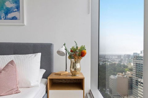 A Chic & Lovely 2BR Apt CBD With City Views - Melbourne Tourism 1