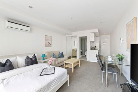 A Chic Studio Only A 4-min Walk To Victoria Market - Melbourne Tourism 1