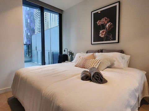 A Cosmopolitan Hub In CBD Centre - Melbourne Tourism 0