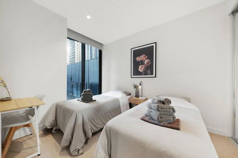 A Cosmopolitan Hub In CBD Centre - Melbourne Tourism 3