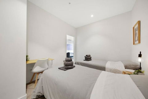 A Cosmopolitan Hub In CBD Centre - Melbourne Tourism 4