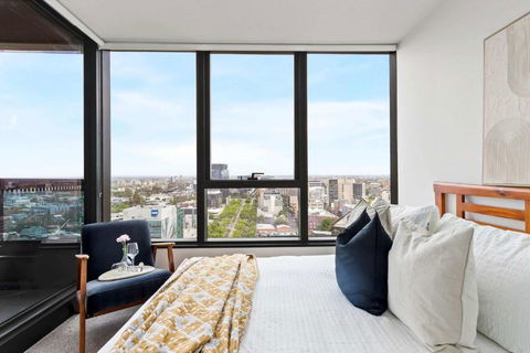 A Modern & Cozy 2BR Apartment With City Views - Melbourne Tourism 1