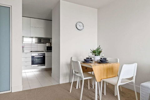 A Modern & Cozy 2BR Apartment With City Views - Melbourne Tourism 3
