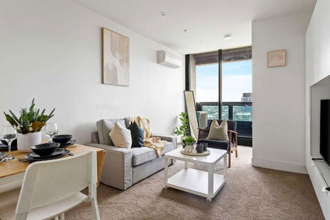A Modern & Cozy 2BR Apartment With City Views - Melbourne Tourism 0