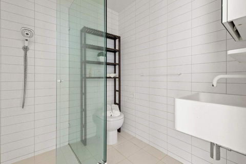 A Modern & Cozy 2BR Apartment With City Views - Melbourne Tourism 4